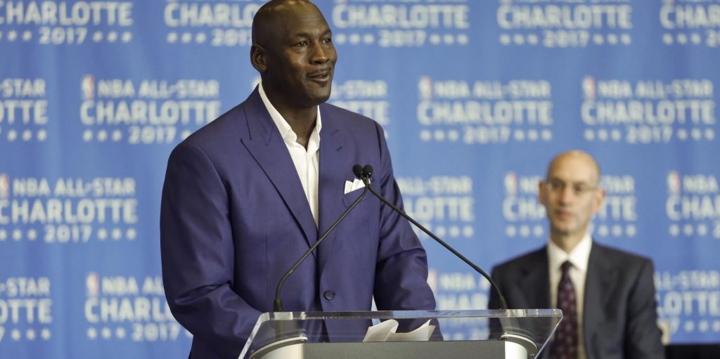Michael Jordan vende participação do Charlotte Hornets