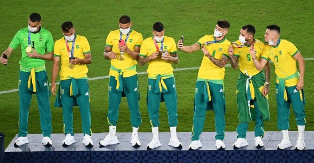 Peak critica seleção de futebol por uso de roupa da Nike no pódio das  Olimpíadas - Tribuna de Ituverava