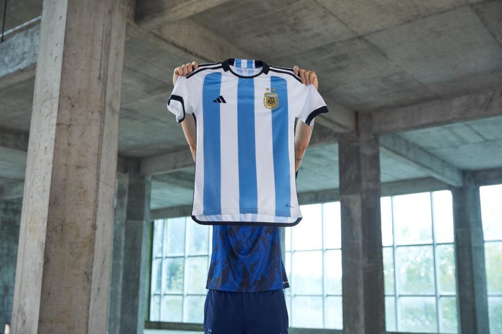 Adidas, com logotipo atualizado, lança camisa da Argentina para Copa do Mundo 2022
