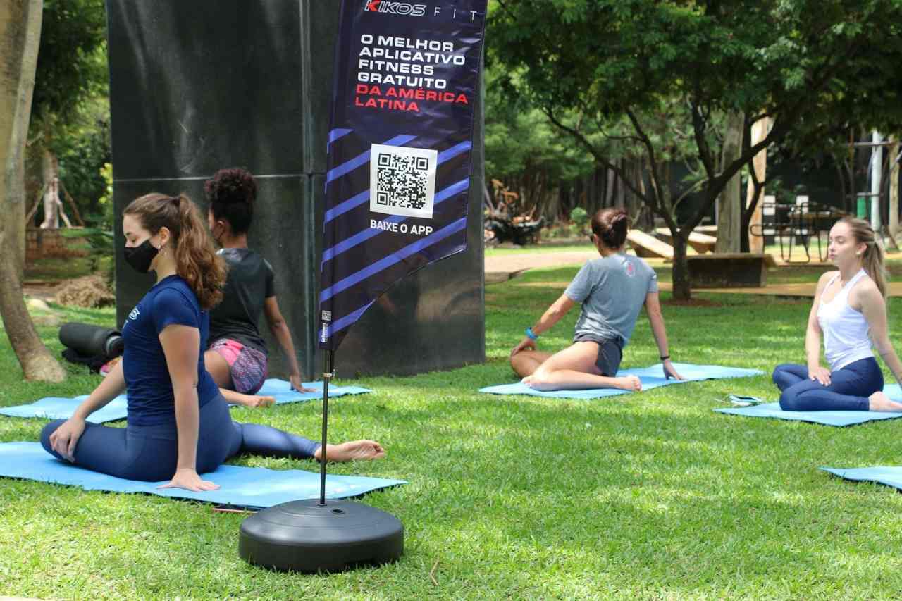 Yoga na Praça, projeto com aulas gratuitas, ganha novo local em São Paulo -  MKT Esportivo